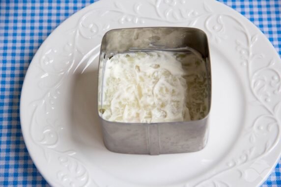 Herring under a fur coat with quail eggs: photo of recipe preparation, step 3