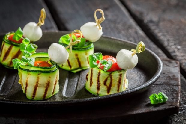 Canapes with zucchini and mozzarella – a simple and delicious recipe, how to cook step by step