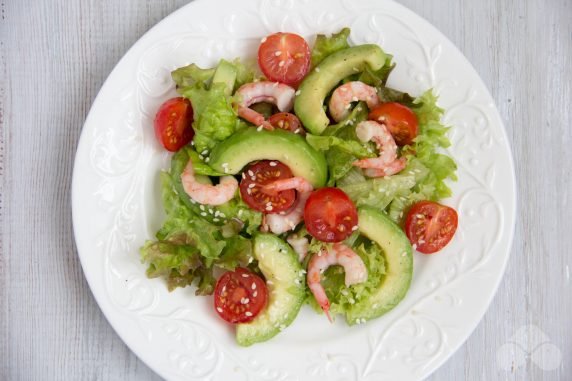 Salad with shrimp, avocado and cherry tomatoes: photo of recipe preparation, step 7