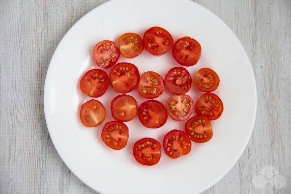 Salad with shrimp, avocado and cherry tomatoes: photo of recipe preparation, step 4