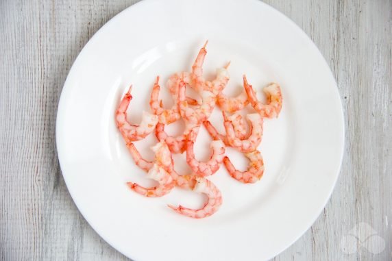 Salad with shrimp, avocado and cherry tomatoes: photo of recipe preparation, step 1