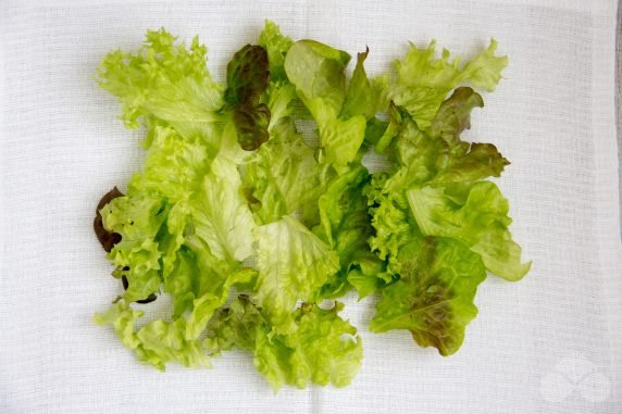 Salad with shrimp, avocado and cherry tomatoes: photo of recipe preparation, step 2