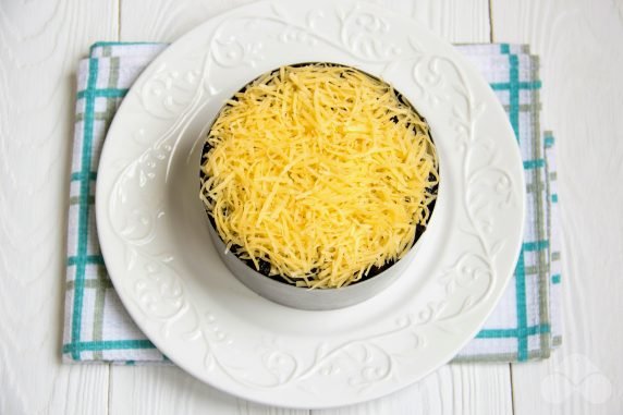 Festive puff salad with beef and prunes: photo of recipe preparation, step 8