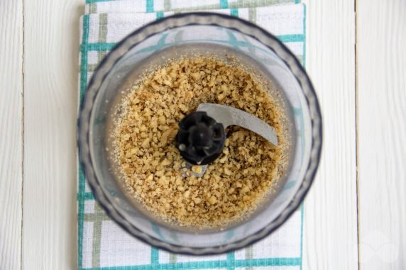 Festive puff salad with beef and prunes: photo of recipe preparation, step 5