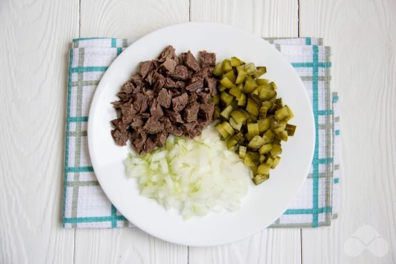 Festive puff salad with beef and prunes: photo of recipe preparation, step 1