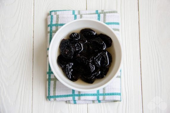 Festive puff salad with beef and prunes: photo of recipe preparation, step 3