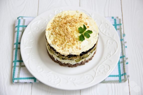 Festive puff salad with beef and prunes: photo of recipe preparation, step 9