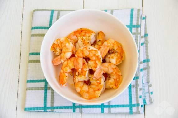 Salad with shrimp avocado and cucumber: photo of recipe preparation, step 1