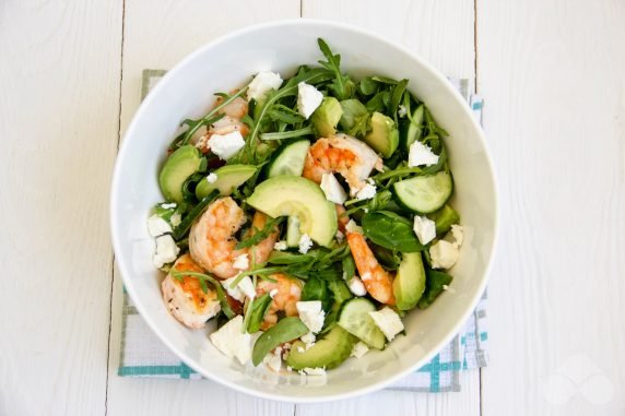 Salad with shrimp avocado and cucumber: photo of recipe preparation, step 3