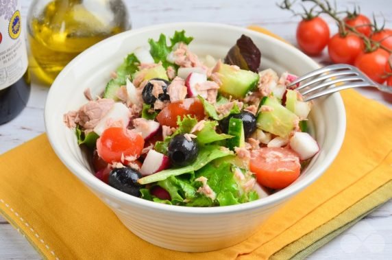 Vegetable salad with canned fish: photo of recipe preparation, step 4