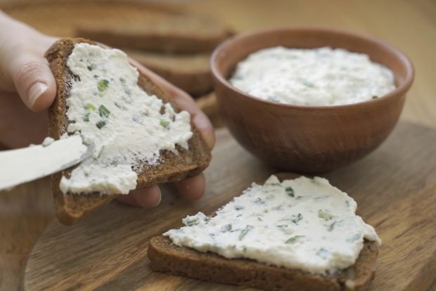 Spread on cottage cheese bread with garlic and herbs