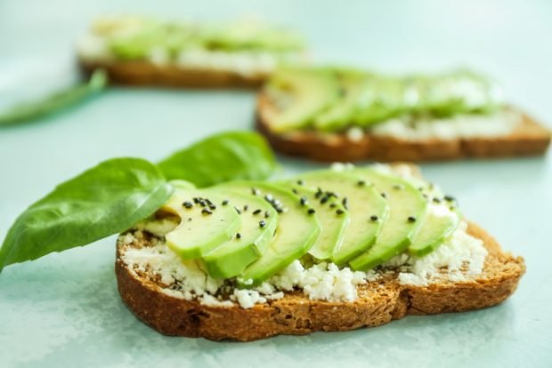 A sandwich with cottage cheese and avocado is a simple and delicious recipe, how to cook step by step