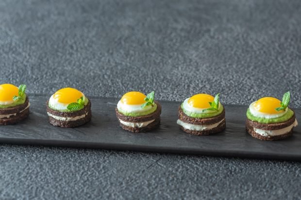 Canapé with fried quail eggs is a simple and delicious recipe, how to cook step by step