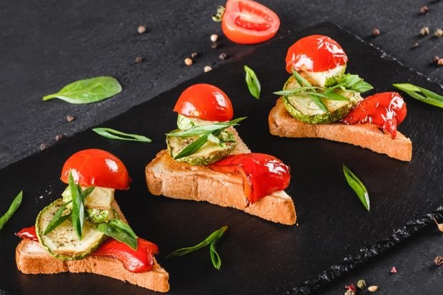 Canapé with grilled vegetables and herbs is a simple and delicious recipe, how to cook step by step