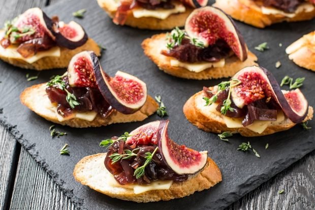 Canapes with caramelized onions and figs – a simple and delicious recipe, how to cook step by step