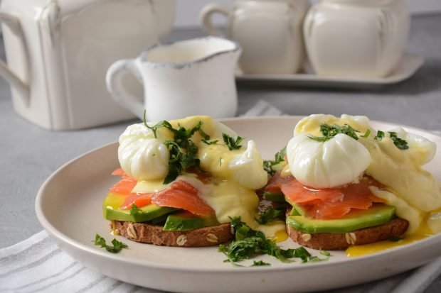 Egg Benedict with salmon and avocado 