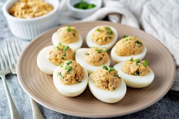 Stuffed eggs with saury