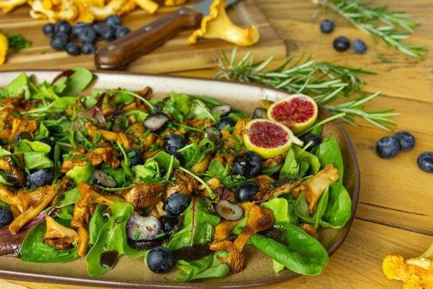 Salad with mushrooms and blueberries – a simple and delicious recipe, how to cook step by step