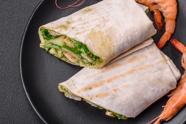 Shrimp roll in lavash is a simple and delicious recipe, how to cook step by step