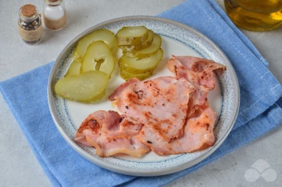 Hot sandwiches with bacon and pickles: photo of recipe preparation, step 2