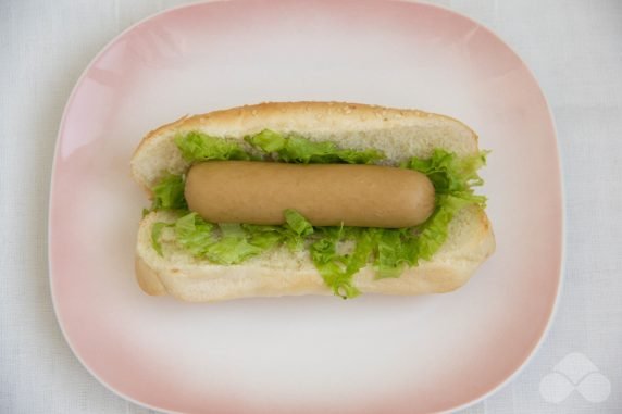 Hot dog with pickled cucumbers: photo of recipe preparation, step 2