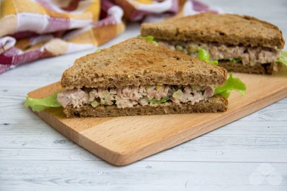 Tuna and pickles sandwiches: photo of recipe preparation, step 3 Tuna and pickles sandwiches: photo of recipe preparation, step 3