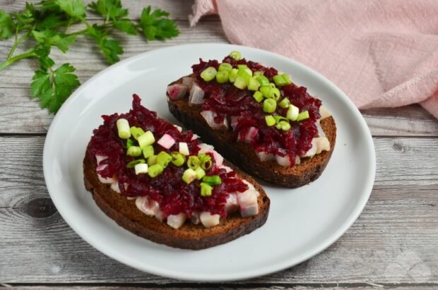 Sandwiches with herring under a fur coat: photo of recipe preparation, step 4 Sandwiches with herring under a fur coat: photo of recipe preparation, step 4