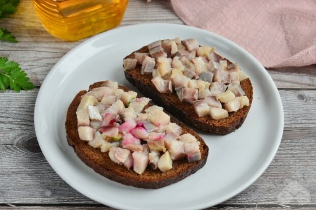Sandwiches with herring under a fur coat: photo of recipe preparation, step 3 Sandwiches with herring under a fur coat: photo of recipe preparation, step 3