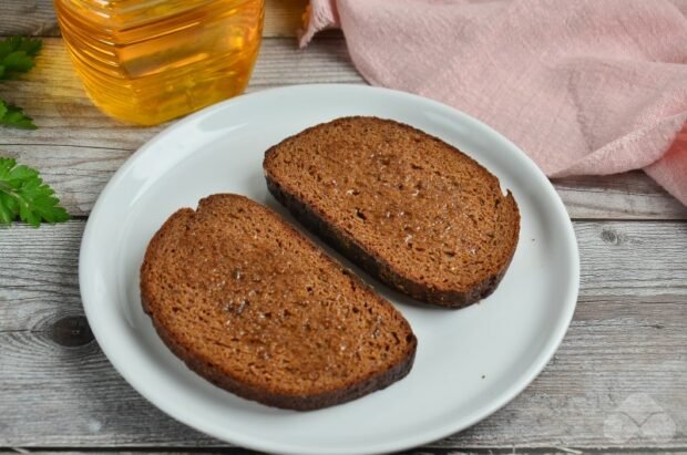 Sandwiches with herring under a fur coat: photo of recipe preparation, step 2 Sandwiches with herring under a fur coat: photo of recipe preparation, step 2