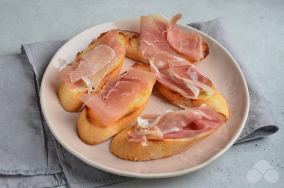 Canapes with prosciutto and pear: photo of recipe preparation, step 2 Canapes with prosciutto and pear: photo of recipe preparation, step 2