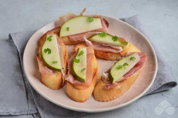 Canapes with prosciutto and pear: photo of recipe preparation, step 3 Canapes with prosciutto and pear: photo of recipe preparation, step 3