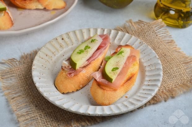 Canapes with prosciutto and pear Canapes with prosciutto and pear