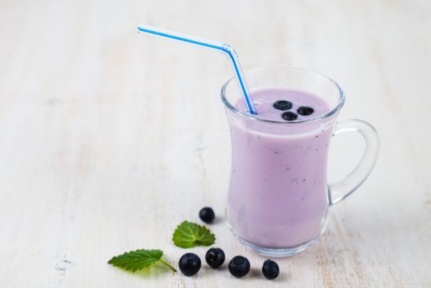 Blueberry milkshake in a blender is a simple and delicious recipe, how to cook step by step