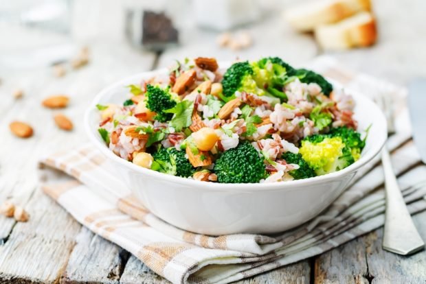 Salad with broccoli, rice, chickpeas and almonds – a simple and delicious recipe, how to cook step by step