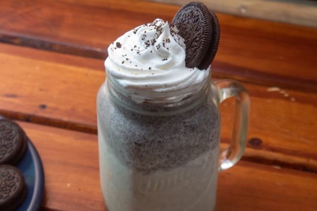 Milkshake with oreo cookies is a simple and delicious recipe, how to cook step by step