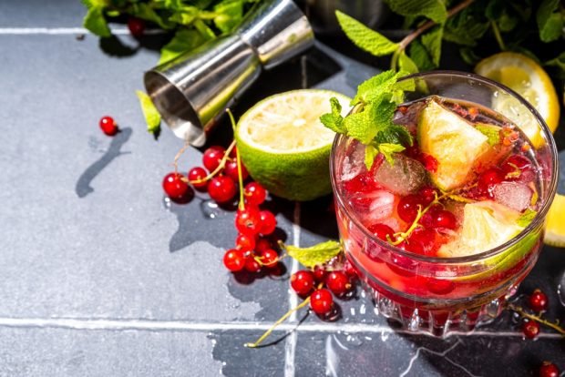 Red currant mojito is a simple and delicious recipe, how to cook step by step