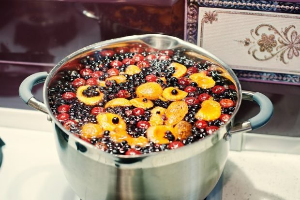 Compote of berries and apricots is a simple and delicious recipe, how to cook step by step