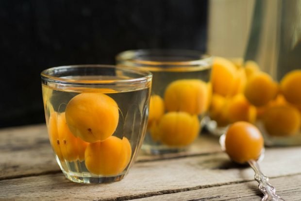 Apricot compote with pits – a simple and delicious recipe, how to cook step by step