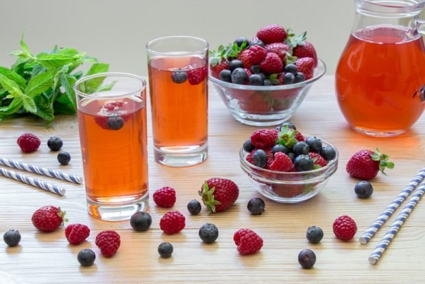 Raspberry, strawberry and blueberry compote is a simple and delicious recipe, how to cook step by step