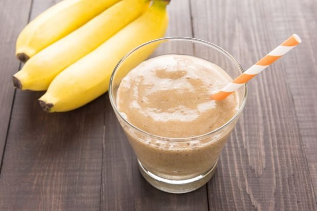 Smoothie with banana in a blender is a simple and delicious recipe, how to cook step by step