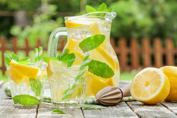 Homemade lemonade with mineral water is a simple and delicious recipe, how to cook step by step