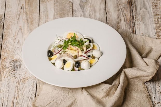 Salad with squid, quail eggs, mozzarella and onions – a simple and delicious recipe, how to cook step by step