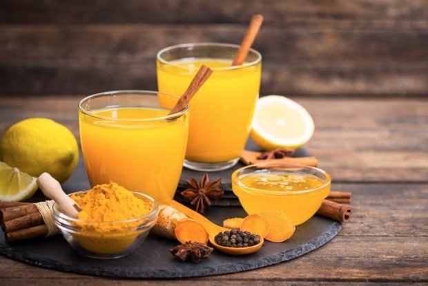 Tea with turmeric, ginger and lemon 