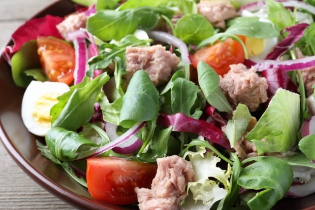 Diet salad with canned fish is a simple and delicious recipe, how to cook step by step