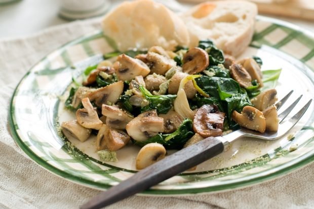 Salad with spinach, mushrooms and parmesan – a simple and delicious recipe, how to cook step by step