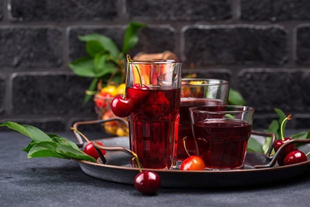 Sweet compote of cherries and cherries is a simple and delicious recipe, how to cook step by step