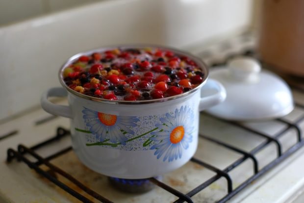 Berry compote in a saucepan is a simple and delicious recipe, how to cook step by step