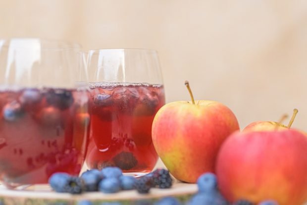 Compote of apples and wild berries is a simple and delicious recipe, how to cook step by step