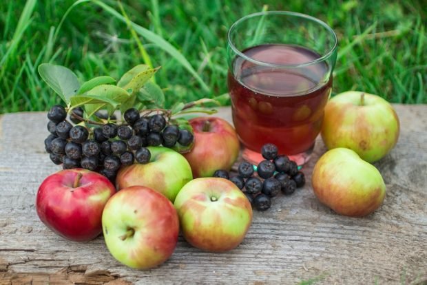 Black mountain ash compote with apples is a simple and delicious recipe, how to cook step by step