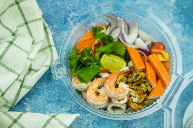 Salad bowl with seafood - a simple and delicious recipe, how to cook step by step